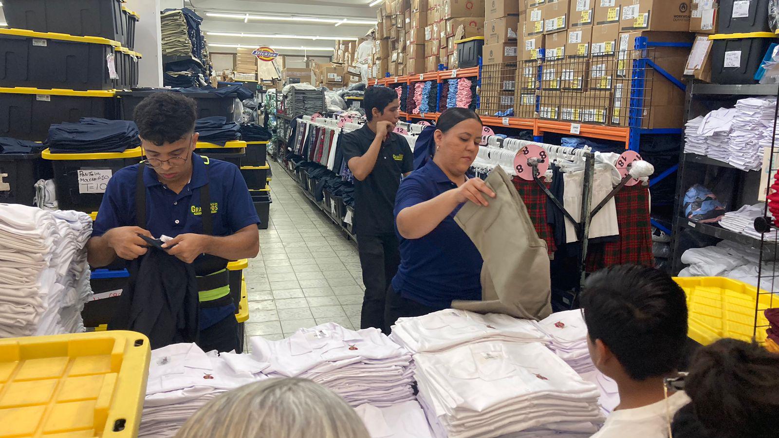 $!Papelerías y tiendas de ropa atienden a padres en primer día de canje escolar en el Centro de Mazatlán