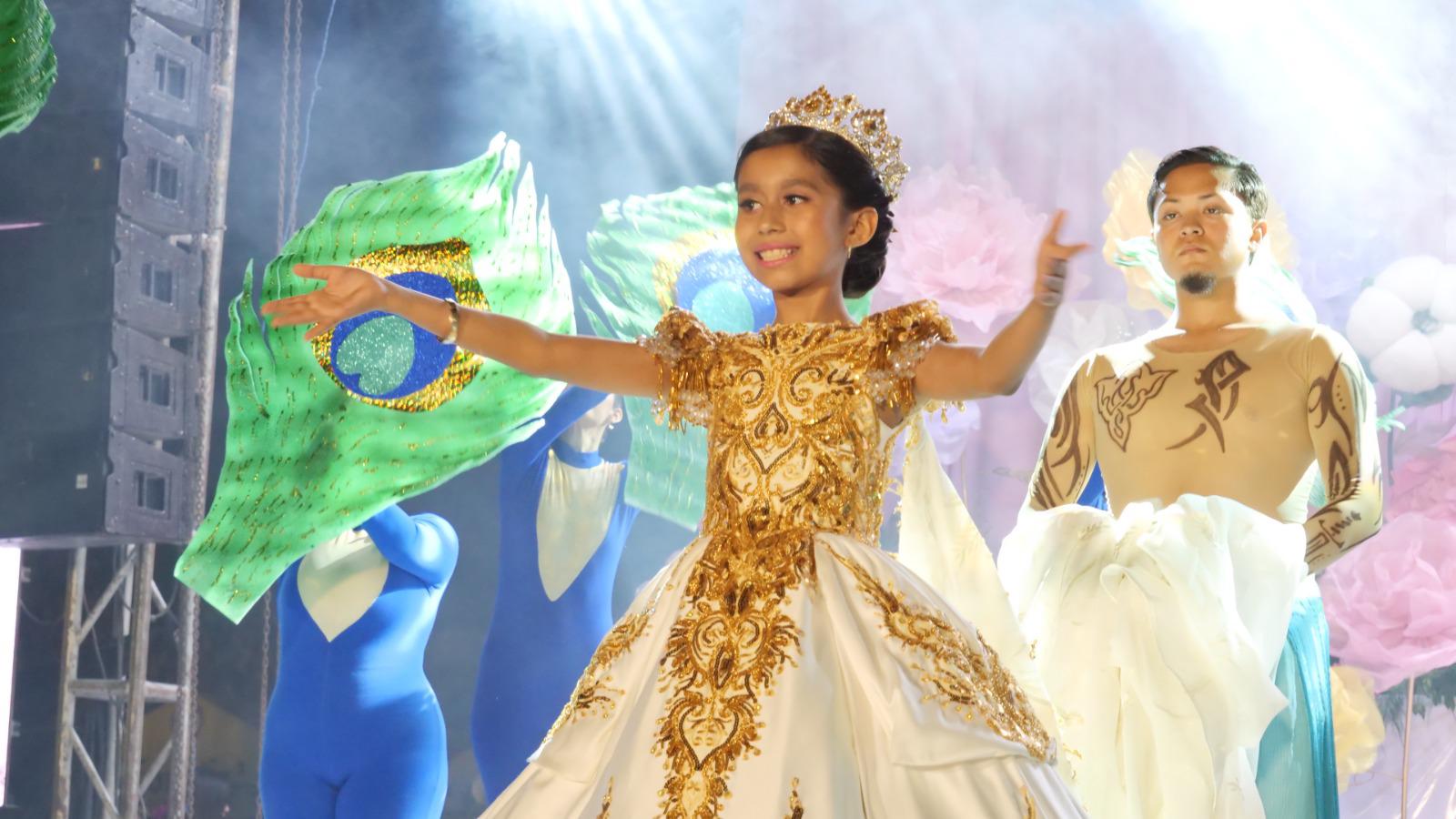 $!Coronan a Alexandra I como Reina Infantil de los Juegos Florales de la Feria en Rosario