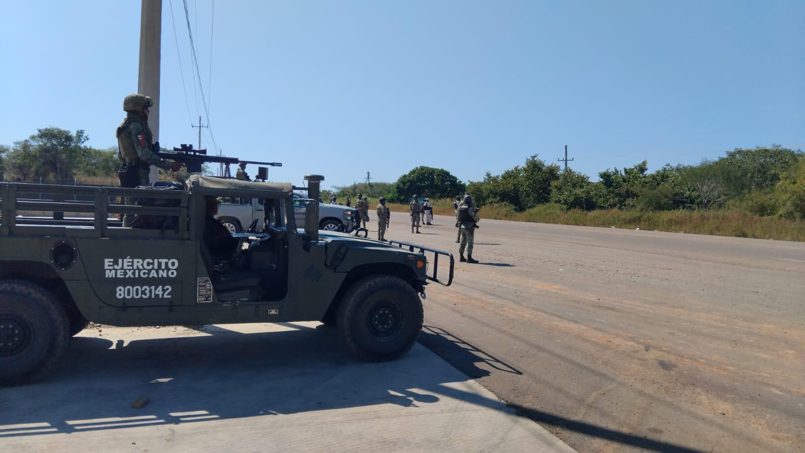 $!Implementan Fuerzas Armadas y policiales punto de revisión en área de Cerritos, en Mazatlán