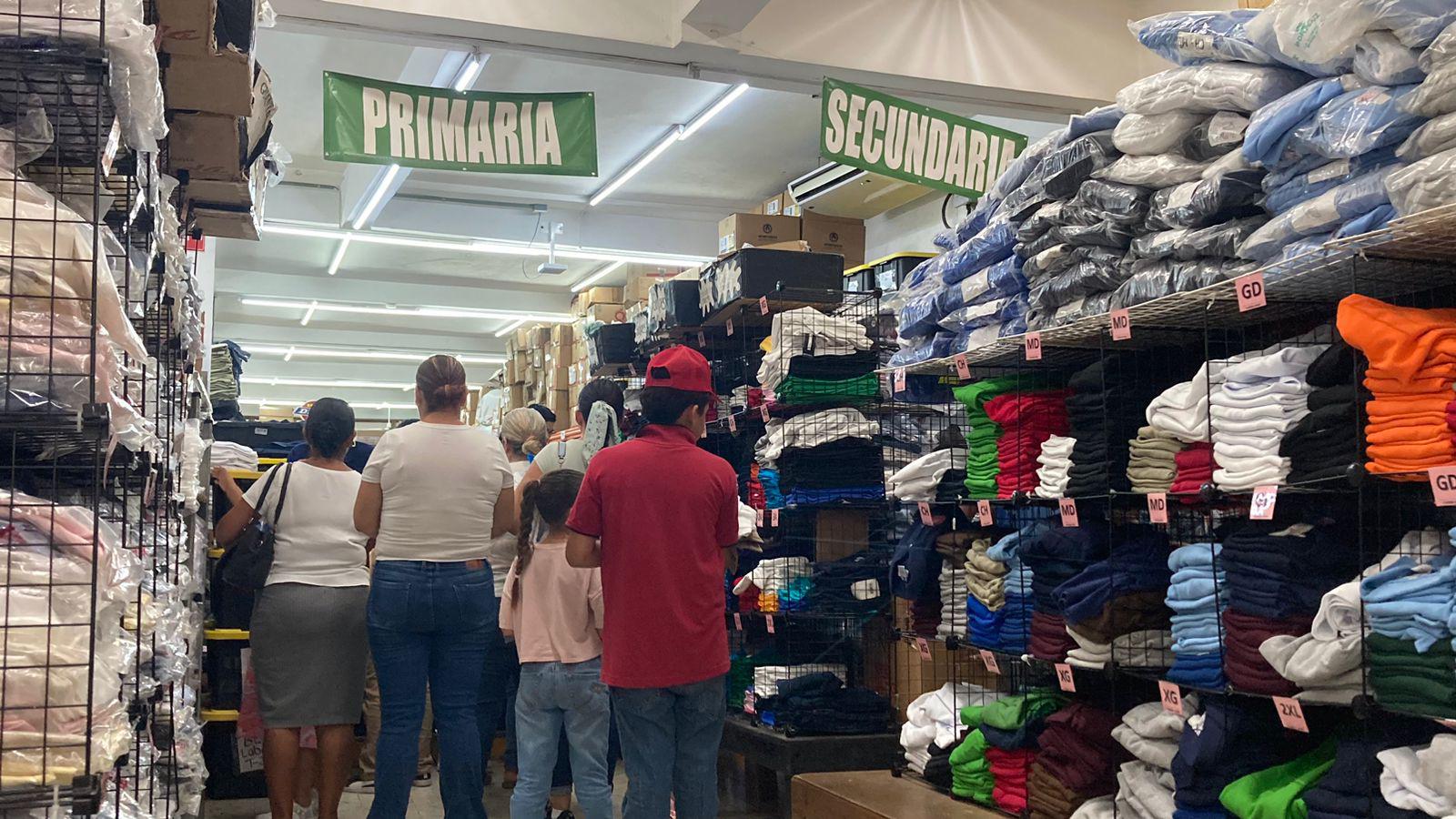 $!Papelerías y tiendas de ropa atienden a padres en primer día de canje escolar en el Centro de Mazatlán