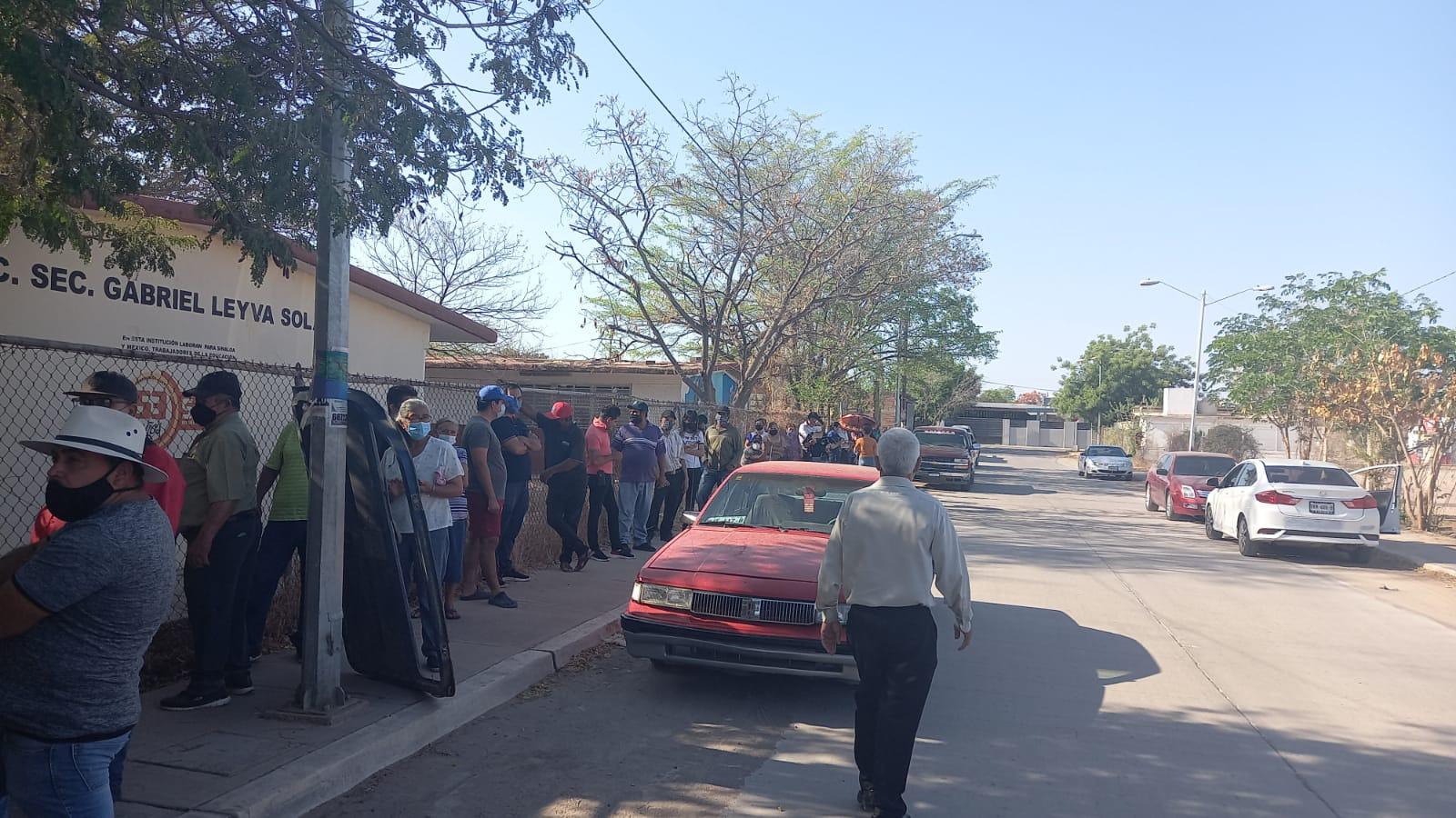 $!En Loma de Rodriguera apenas arman las urnas, a una hora de iniciado el proceso electoral, en Culiacán