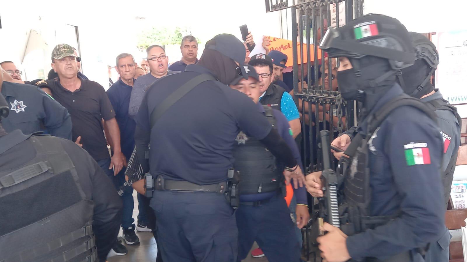 $!Protestan en Escuinapa policías jubilados y los quitan con gas lacrimógeno