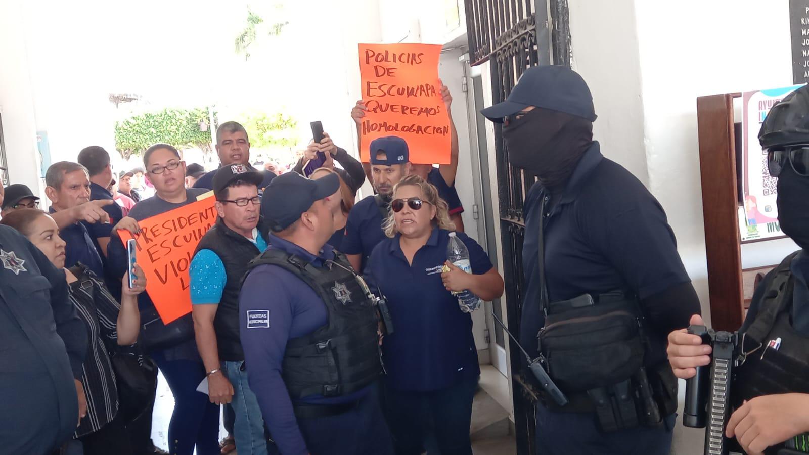 $!Protestan en Escuinapa policías jubilados y los quitan con gas lacrimógeno