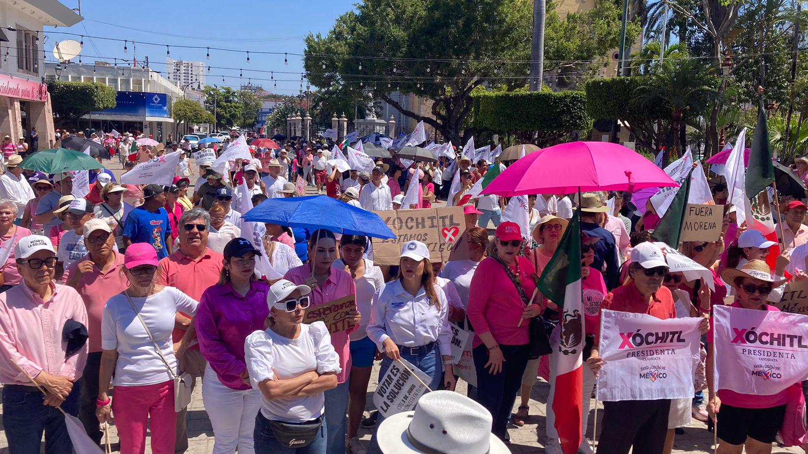 $!Se forma la Marea Rosa en Mazatlán para defender a la democracia