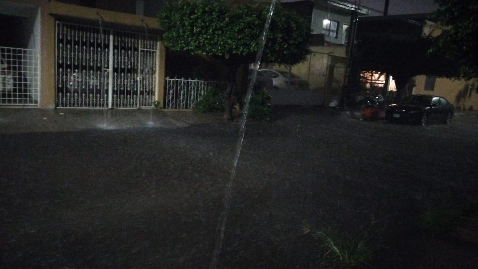 $!Cae fuerte lluvia con relámpagos y truenos la noche de este martes en Mazatlán