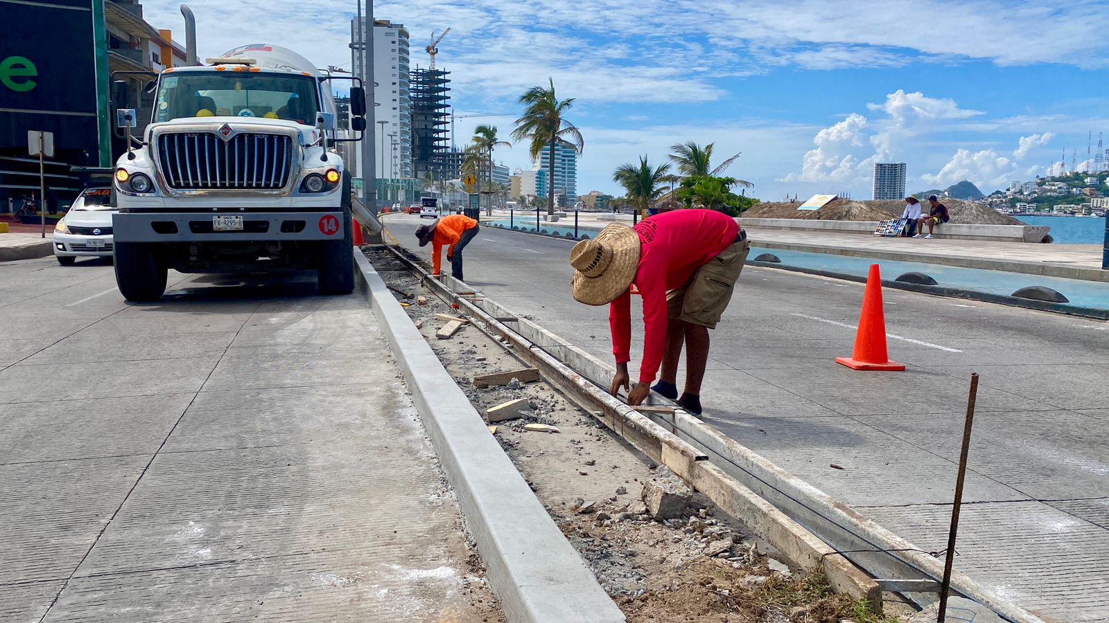 $!Cierra Ayuntamiento seis retornos en la Avenida del Mar; coloca jardineras