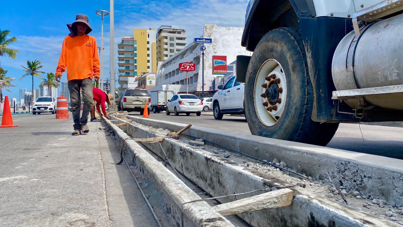 $!Cierra Ayuntamiento seis retornos en la Avenida del Mar; coloca jardineras