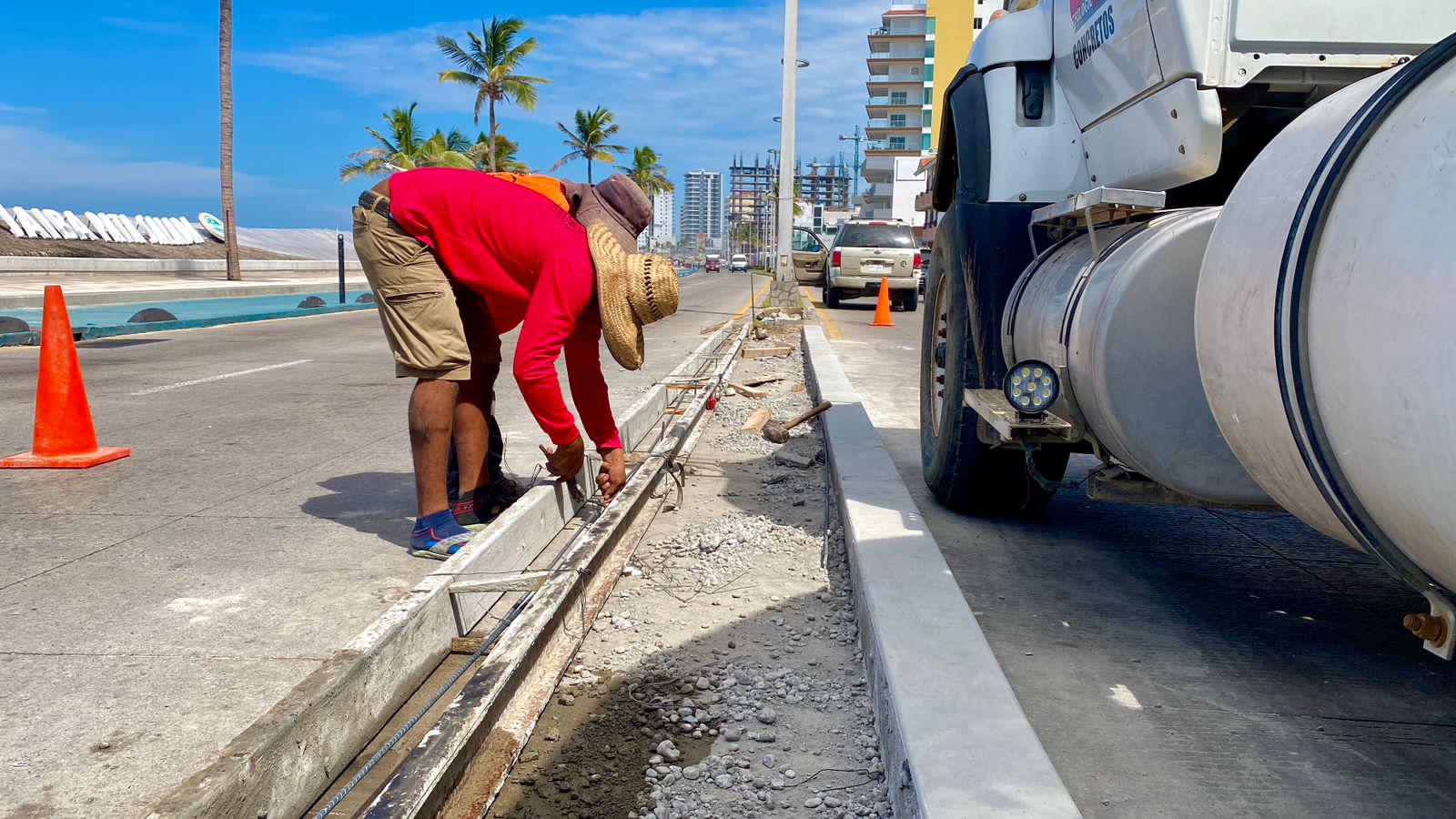 $!Cierra Ayuntamiento seis retornos en la Avenida del Mar; coloca jardineras