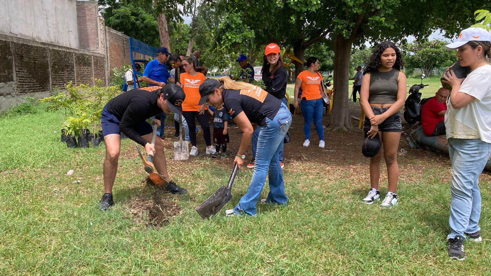 $!Donan más de 20 arbolitos al Club Muralla en pro de la reforestación de áreas verdes