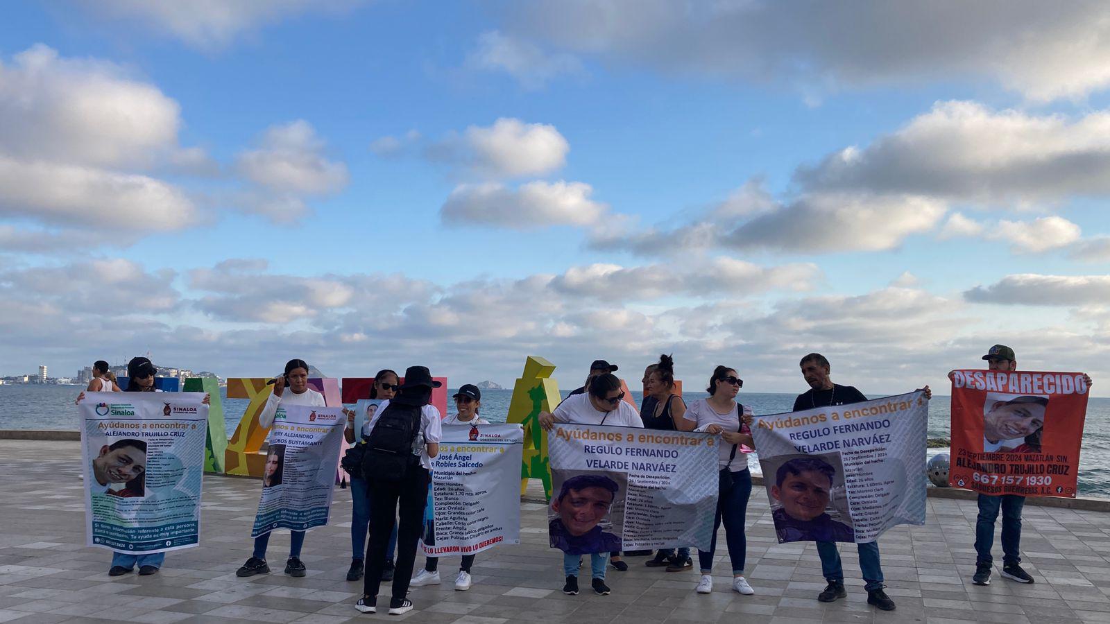 $!Mientras AMLO, Claudia y Rocha van a Rosario; en Mazatlán familias claman por sus desaparecidos y bloquean en la zona turística