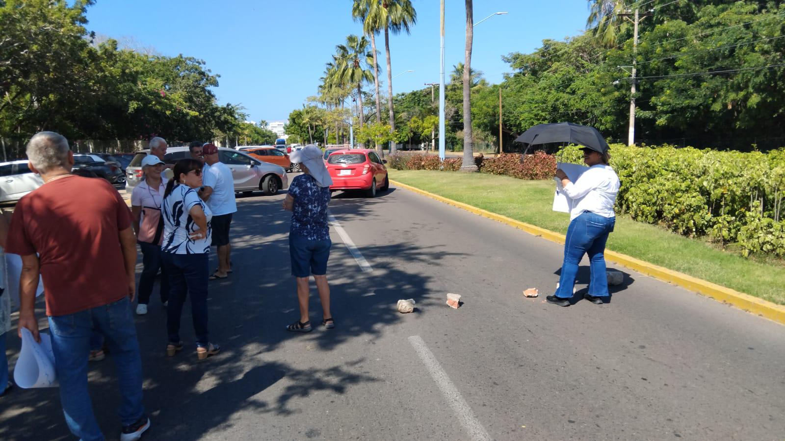 $!Bloquean los dos carriles de Leonismo Internacional en protesta por construcción de un edificio departamental