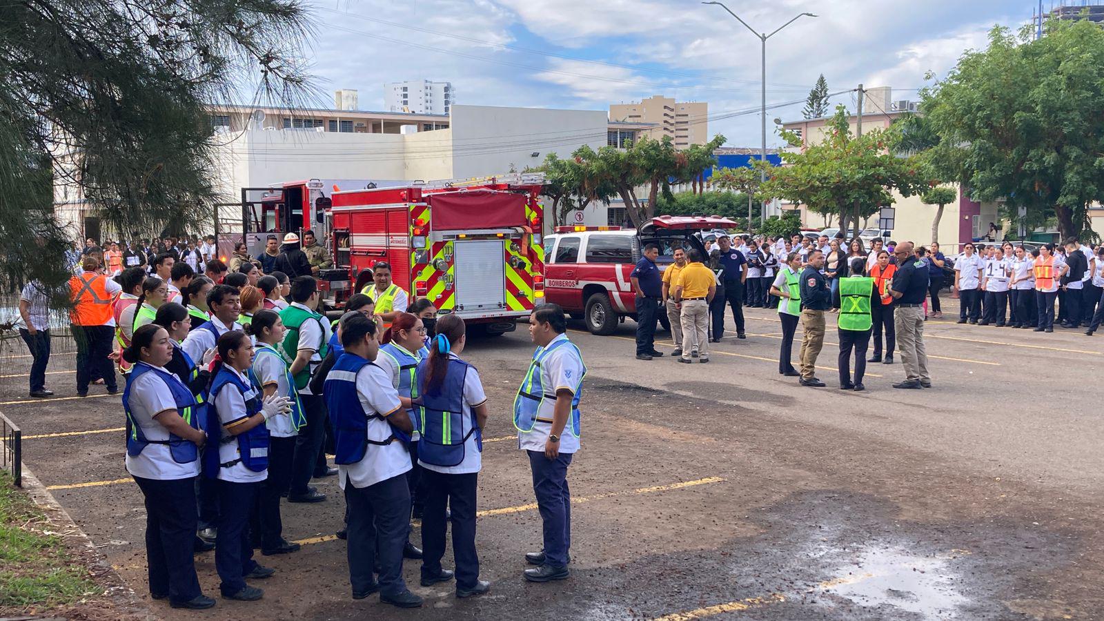 $!Participan cerca de 600 alumnos de facultad de Enfermería en simulacro de incendio de laboratorio