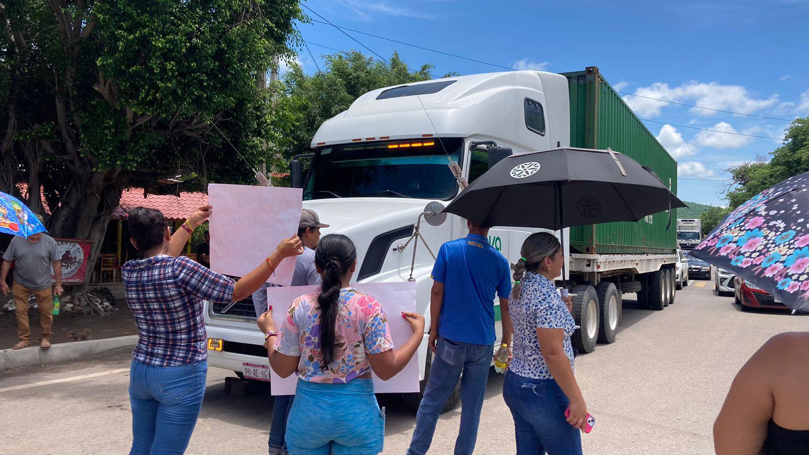 $!Tras dos horas de bloqueo, liberan la carretera Mazatlán-Culiacán, en El Puente de El Quelite