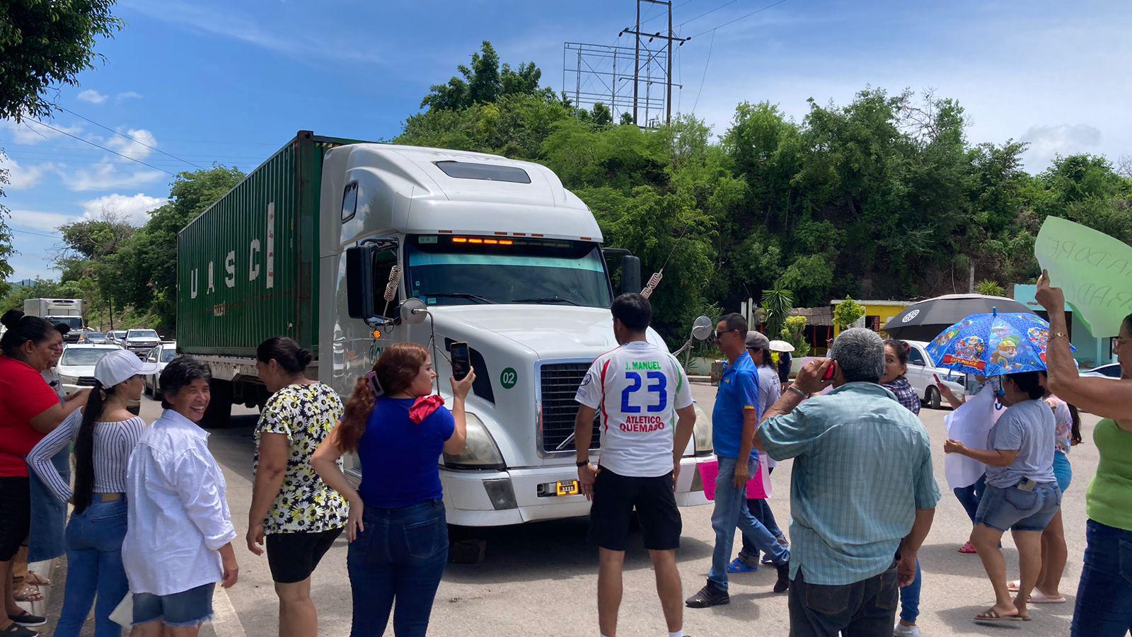 $!Tras dos horas de bloqueo, liberan la carretera Mazatlán-Culiacán, en El Puente de El Quelite