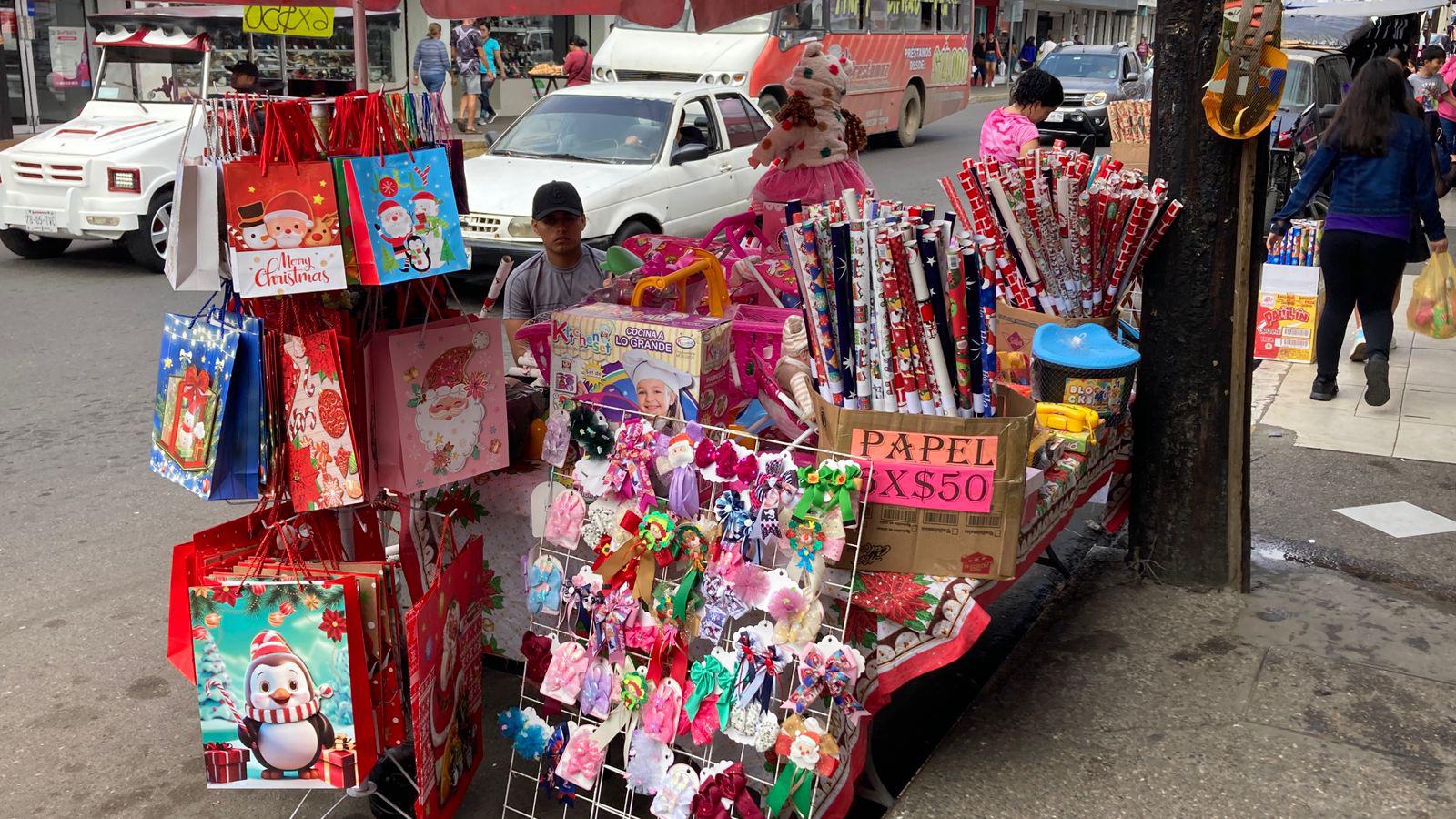 $!Dulces, piñatas, juguetes y suéteres, lo más buscando por los mazatlecos durante la Navidad