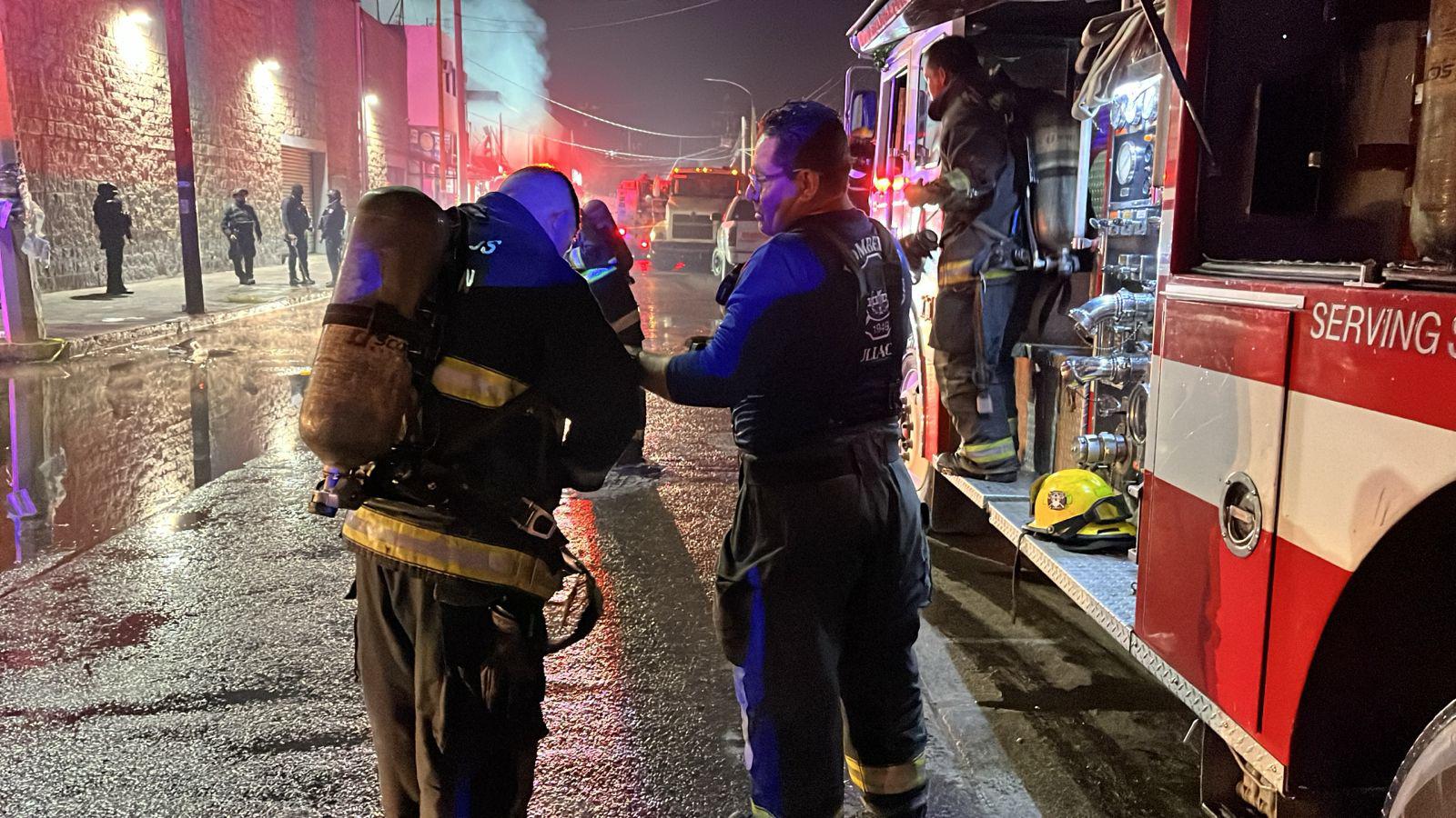 $!Mantiene Bomberos batalla con incendio en dulcería de Navolato