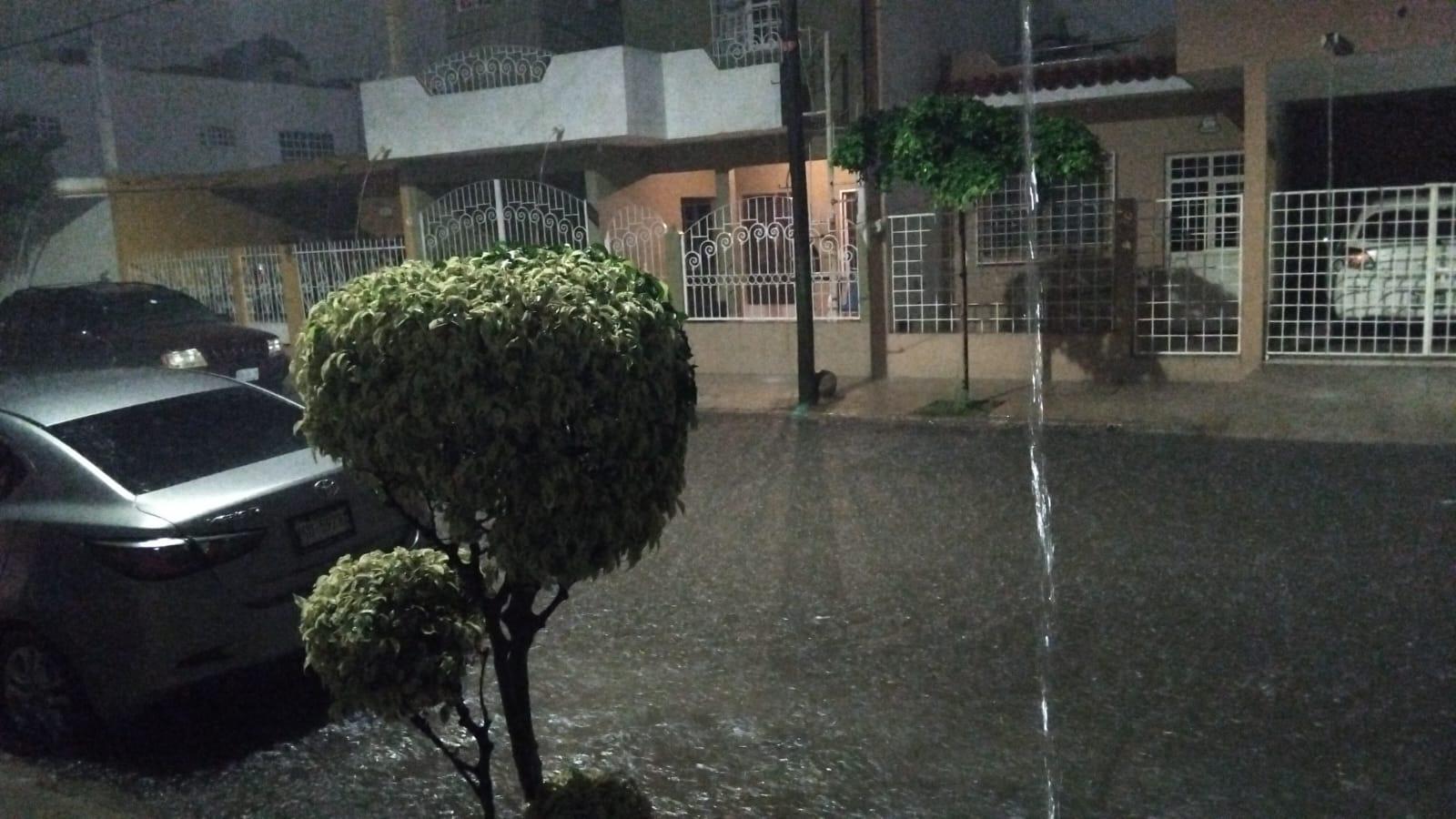 $!Cae fuerte lluvia con relámpagos y truenos la noche de este martes en Mazatlán