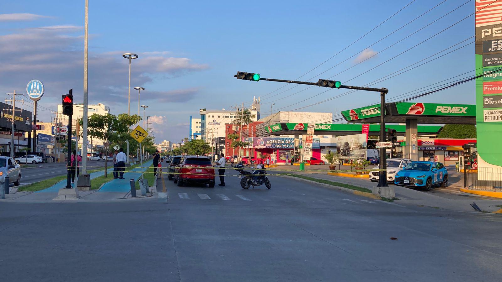 $!Tras ‘ahorcar’ 10 horas la vialidad en la Rafael Buelna, desplazados levantan el bloqueo, en Mazatlán