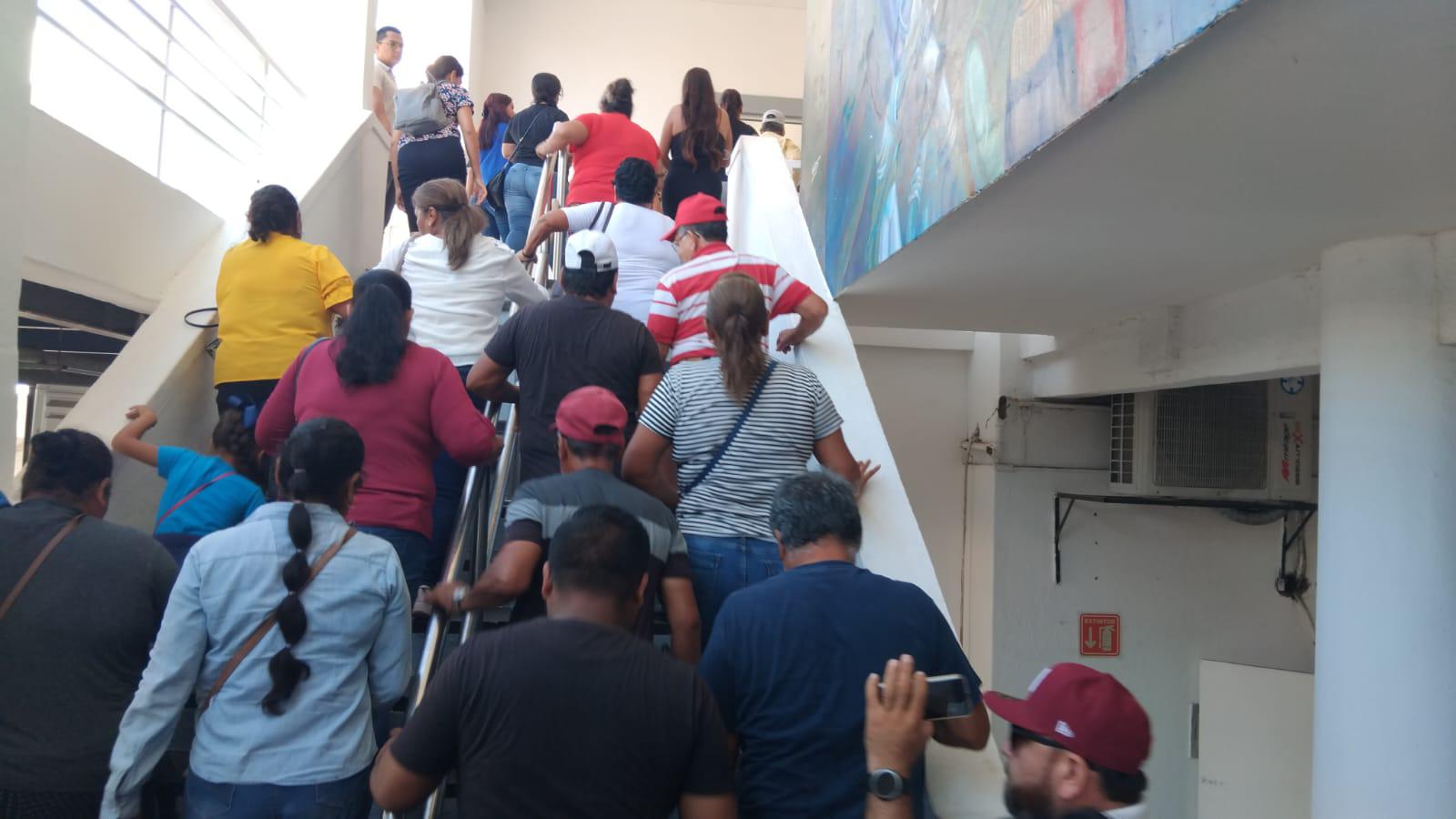 $!Llegan desplazados a Palacio Municipal de Mazatlán y les cierran las puertas