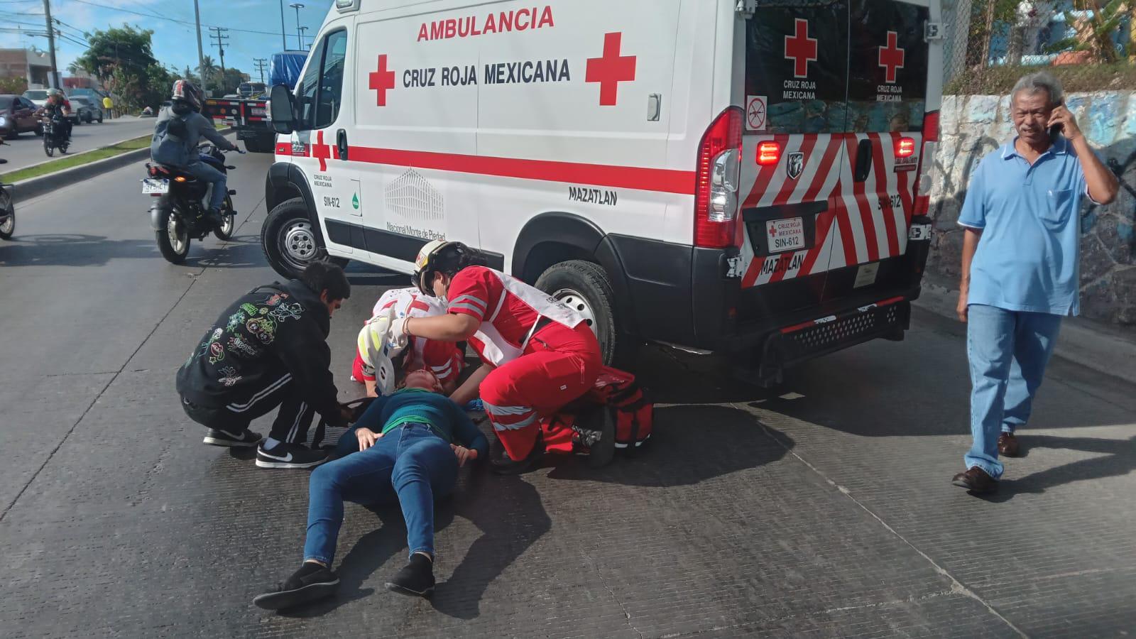 $!Cae mujer de moto tras maniobra para evitar choque en avenida de Mazatlán