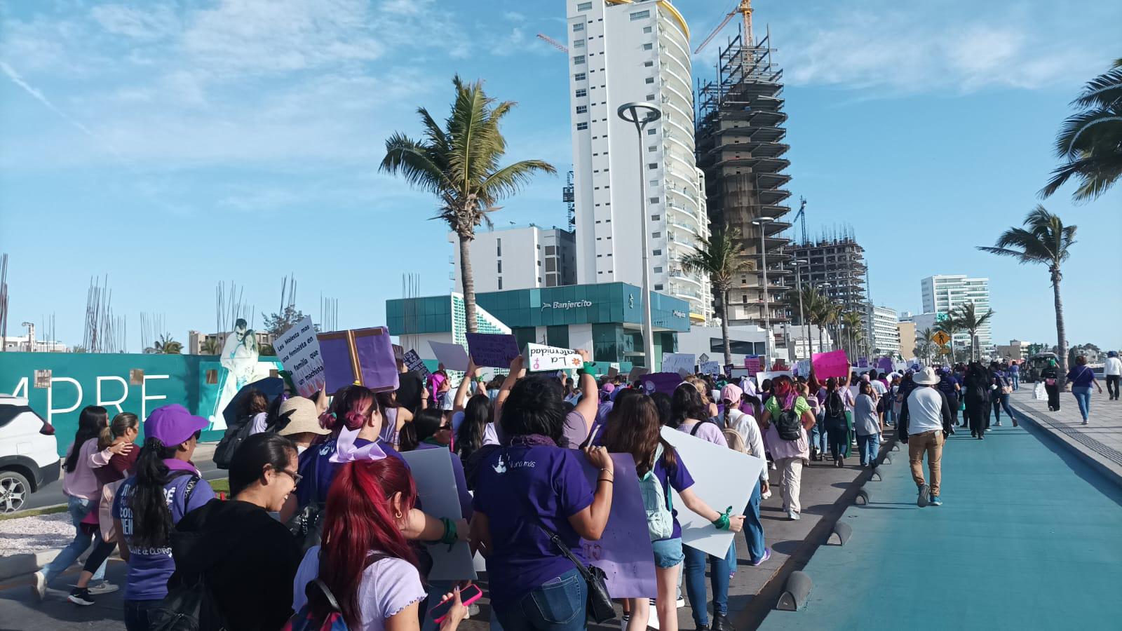 $!‘Mujer escucha, esta es tu lucha’; inicia la Marcha 8M por el malecón de Mazatlán