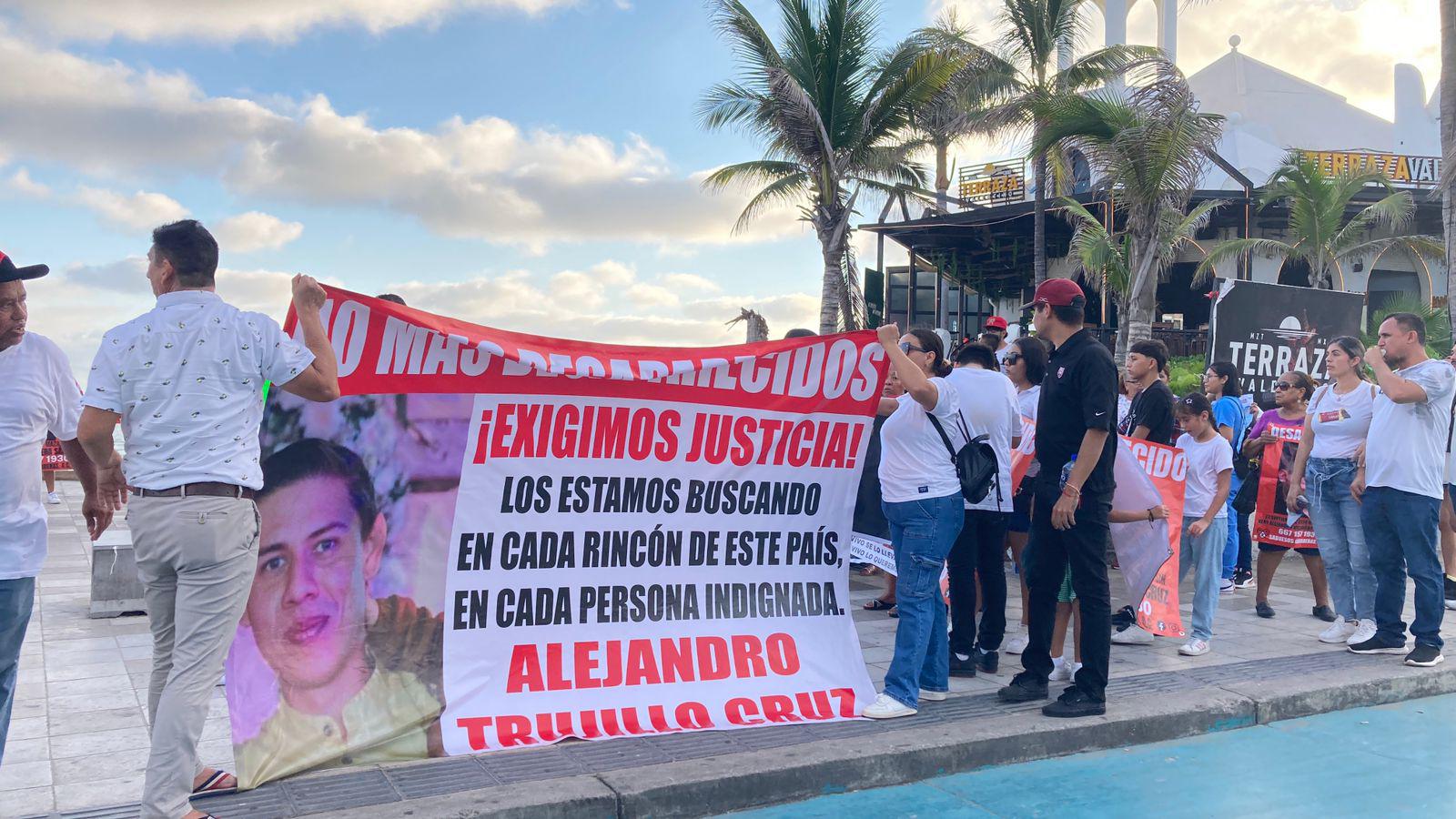 $!Mientras AMLO, Claudia y Rocha van a Rosario; en Mazatlán familias claman por sus desaparecidos y bloquean en la zona turística