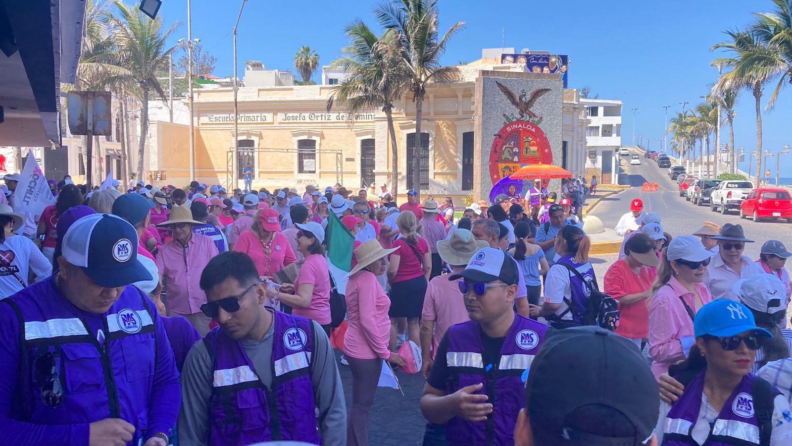 $!Se forma la Marea Rosa en Mazatlán para defender a la democracia