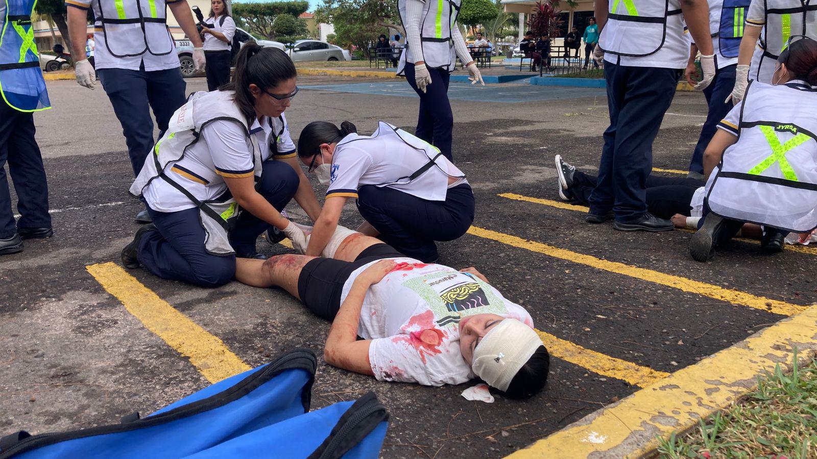 $!Participan cerca de 600 alumnos de facultad de Enfermería en simulacro de incendio de laboratorio