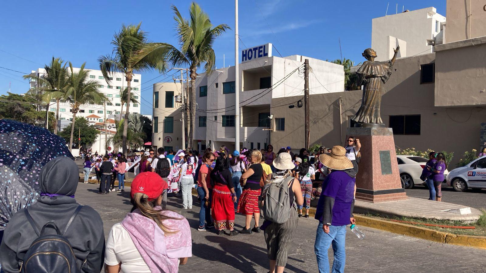 $!‘Mujer escucha, esta es tu lucha’; inicia la Marcha 8M por el malecón de Mazatlán