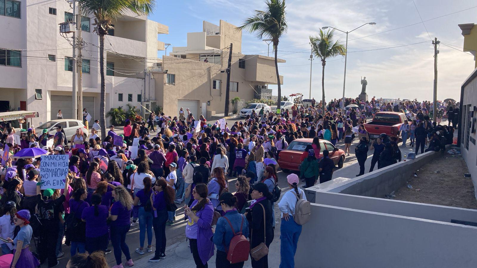 $!‘Mujer escucha, esta es tu lucha’; inicia la Marcha 8M por el malecón de Mazatlán