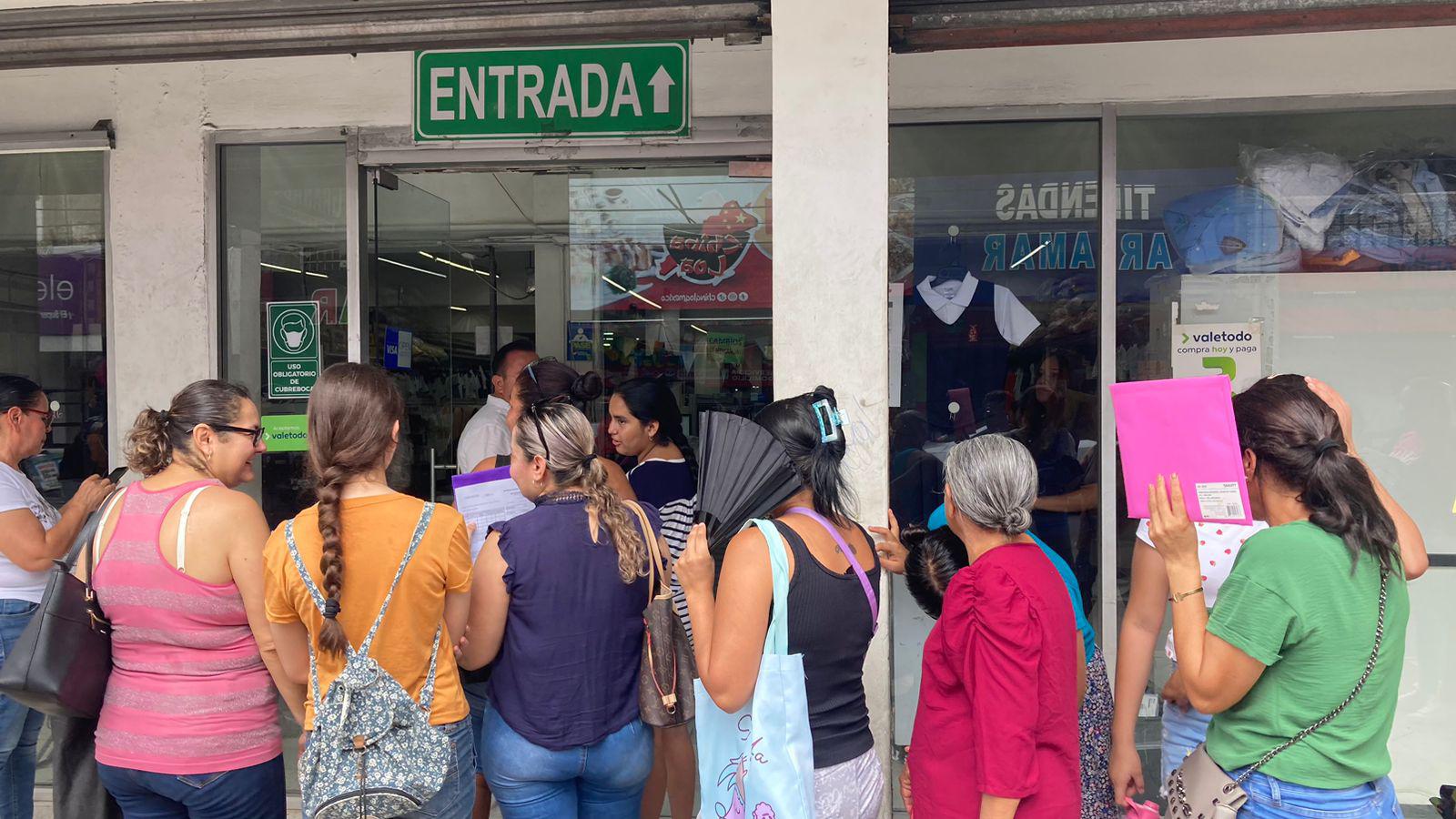 $!Papelerías y tiendas de ropa atienden a padres en primer día de canje escolar en el Centro de Mazatlán