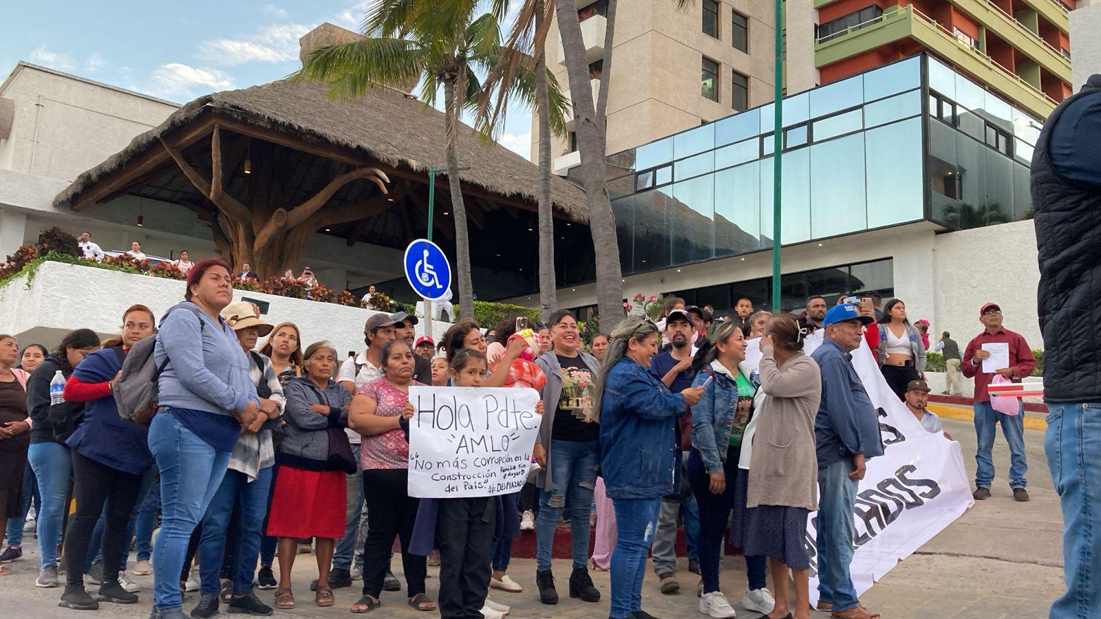 $!Bloquean manifestantes de la UAS a las afueras de El Cid, esperan la llegada de López Obrador; hay caos vial