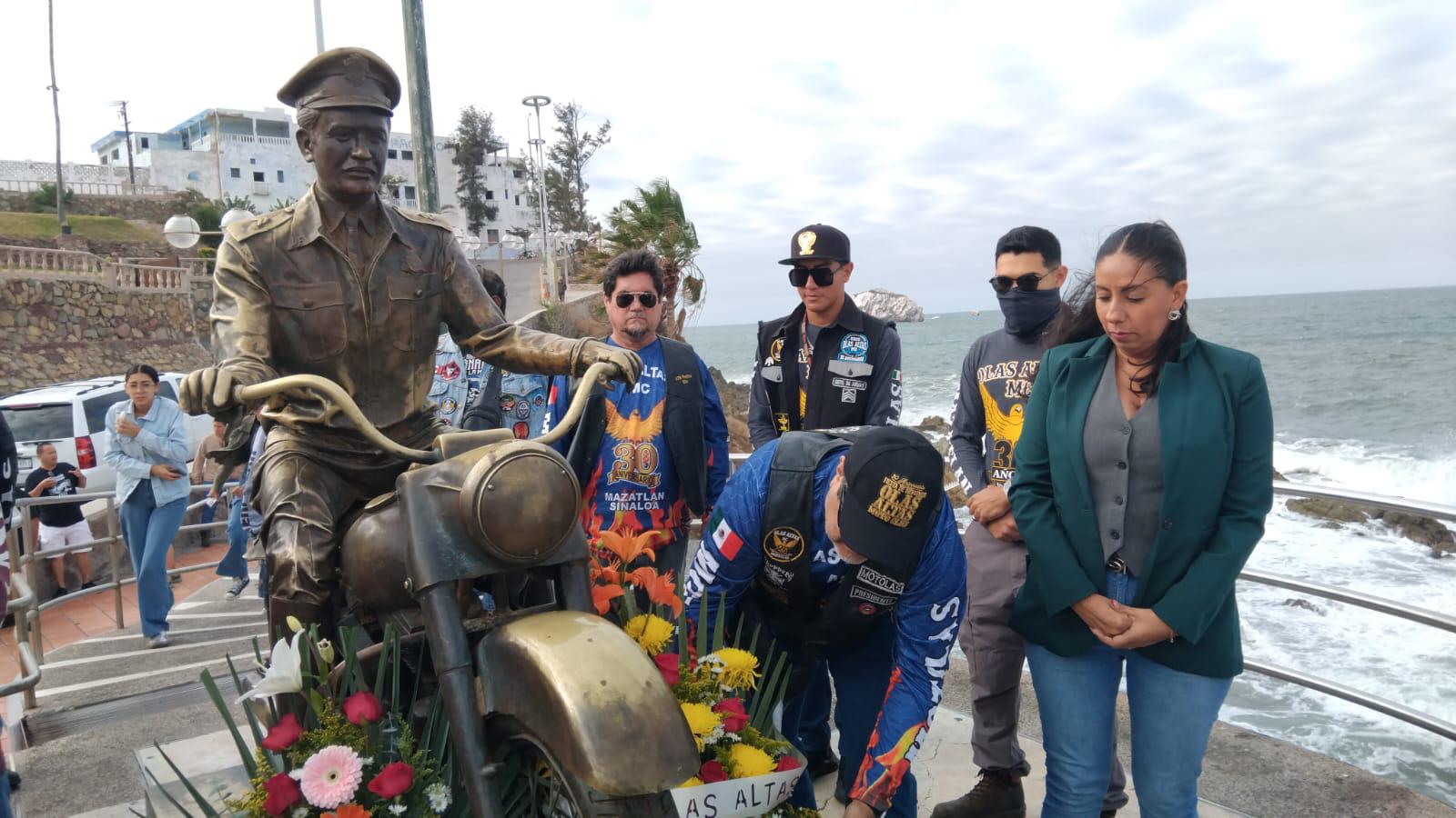 $!Rinden homenaje a Pedro Infante frente al mar por su 107 aniversario de nacimiento