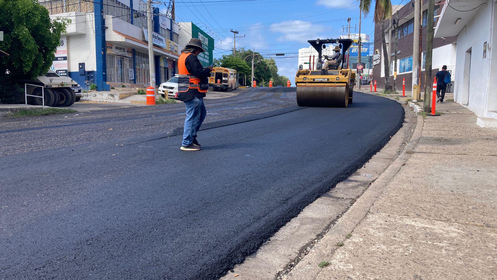 $!Supervisa Alcalde de Mazatlán reencarpetado de crucero de las avenidas Juan Carrasco y Pesqueira