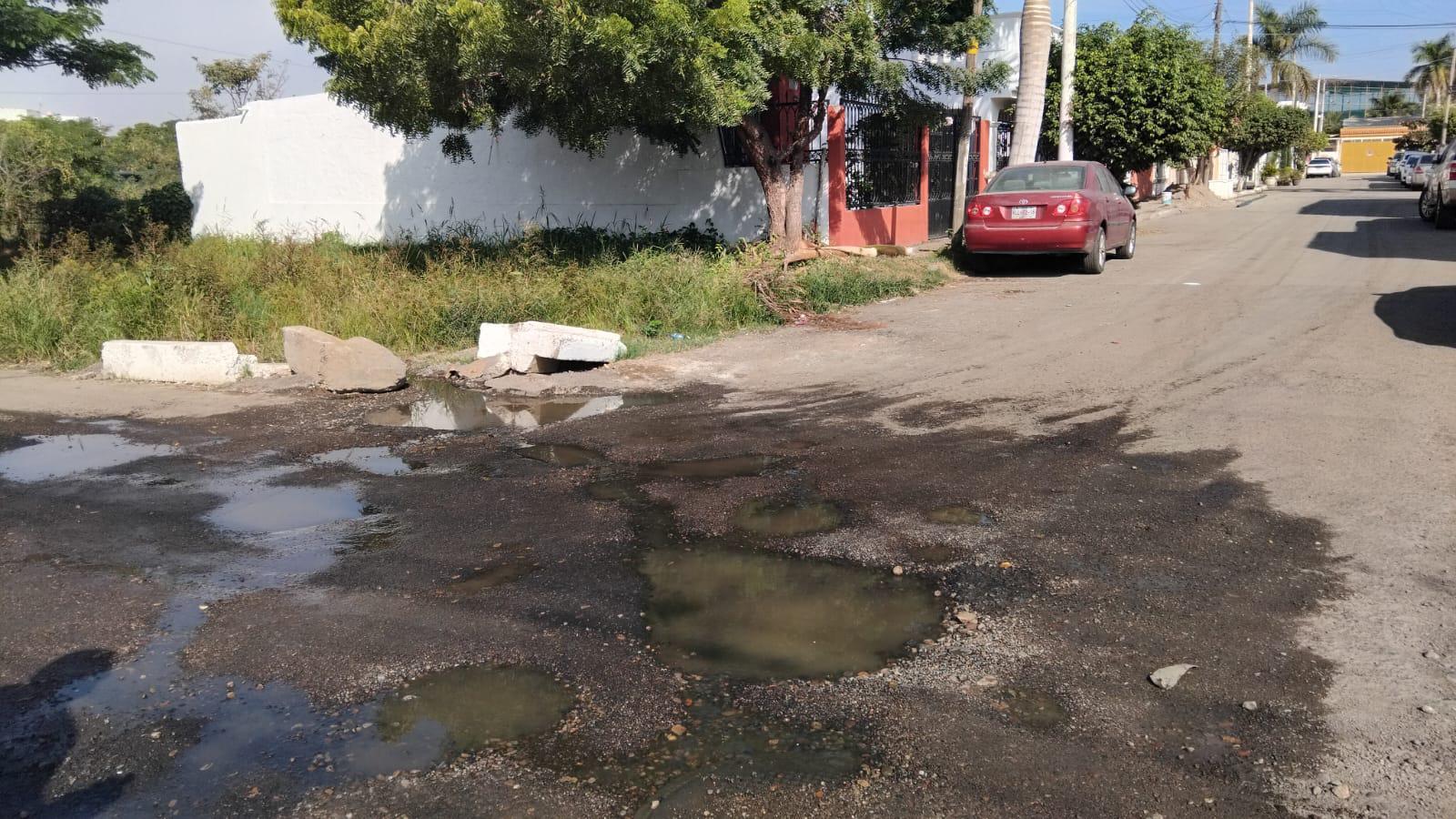 $!Denuncian vecinos de Villas del Estero fuga con la que han batallado por años