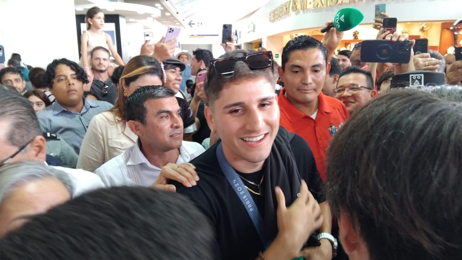 $!Al son de la tambora, Marco Alonso Verde Álvarez es recibido en su tierra