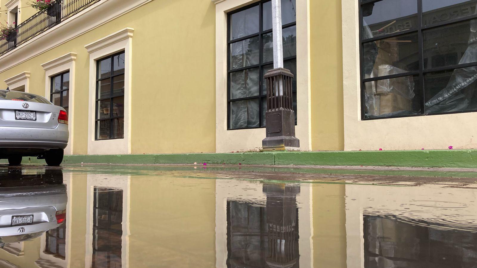 $!Reparan fuga de agua que inundó el viernes calles del Centro Histórico de Mazatlán