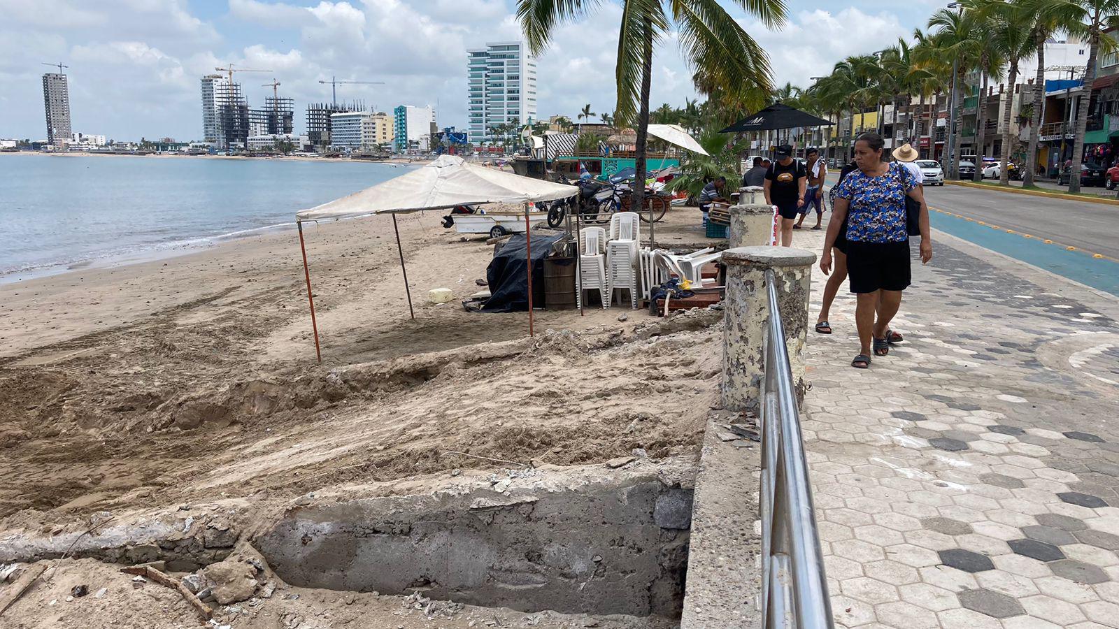 $!Pescadores intentan reconstruir rampa con su dinero, pero Municipio se las clausura