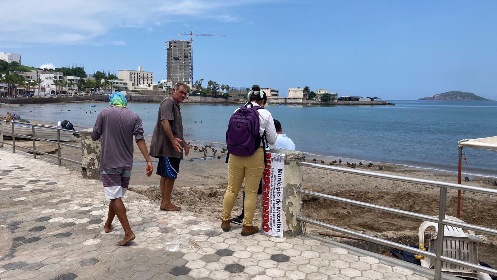 $!Pescadores intentan reconstruir rampa con su dinero, pero Municipio se las clausura