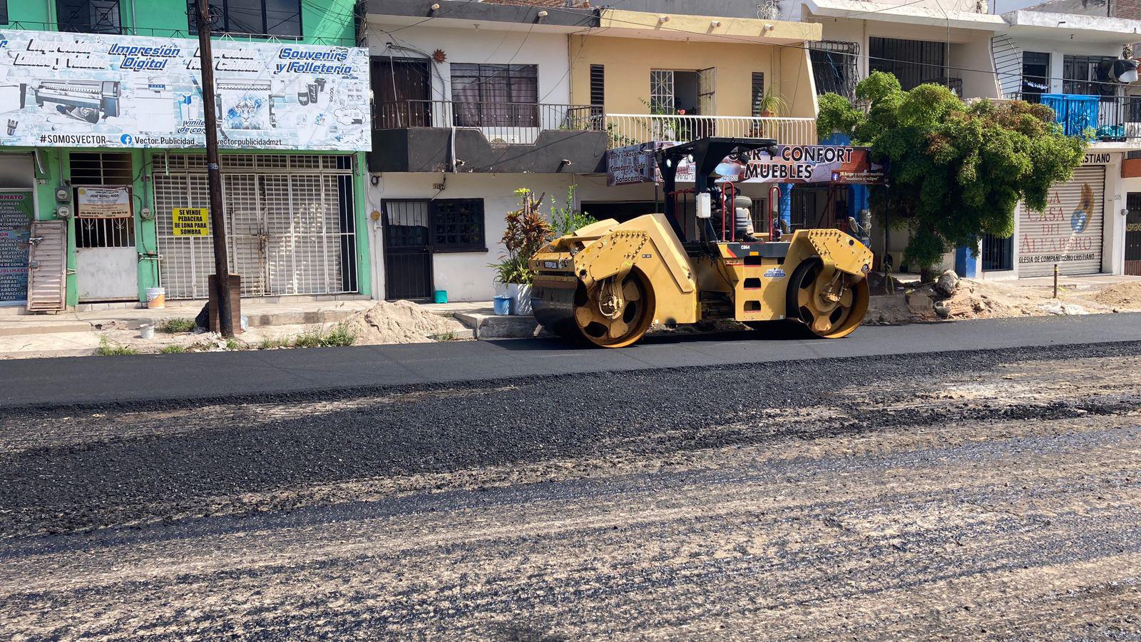 $!Supervisa Alcalde de Mazatlán reencarpetado de crucero de las avenidas Juan Carrasco y Pesqueira