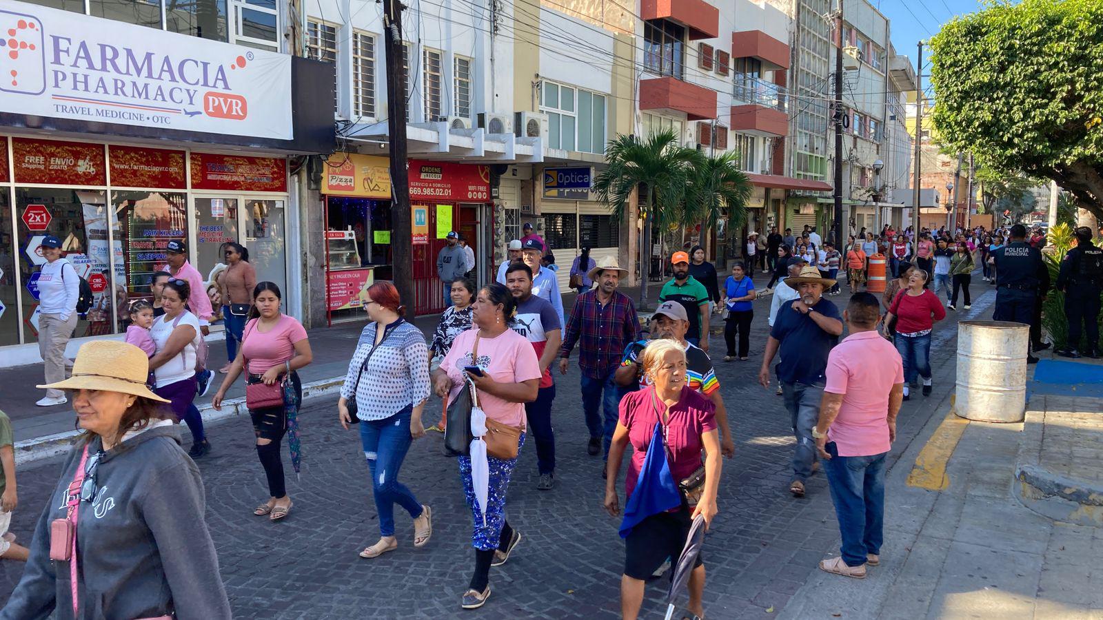 $!Bloquean desplazados por la violencia calles del Centro; acusan desatención de los gobiernos Municipal y Estatal