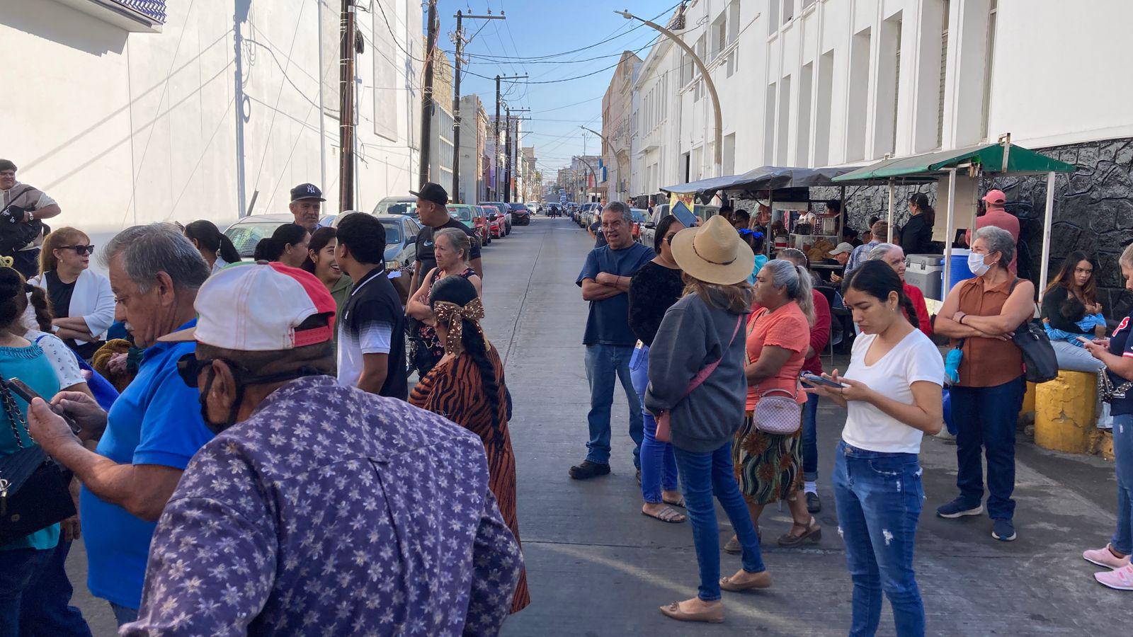 $!Bloquean desplazados por la violencia calles del Centro; acusan desatención de los gobiernos Municipal y Estatal