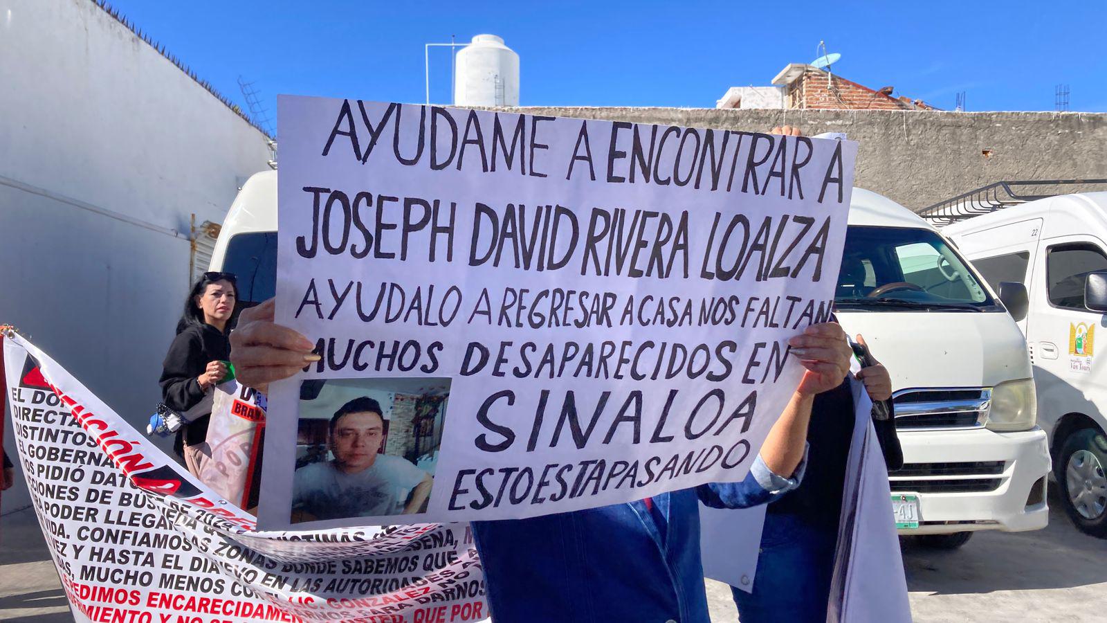 $!Bloquean familiares de personas desaparecidas la avenida frente a muelle de cruceros para exigir ayuda para buscarlos