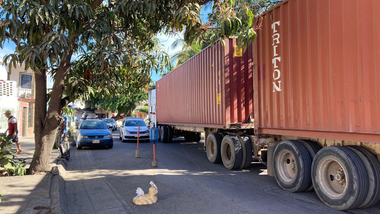 $!Bloquean familiares de personas desaparecidas la avenida frente a muelle de cruceros para exigir ayuda para buscarlos