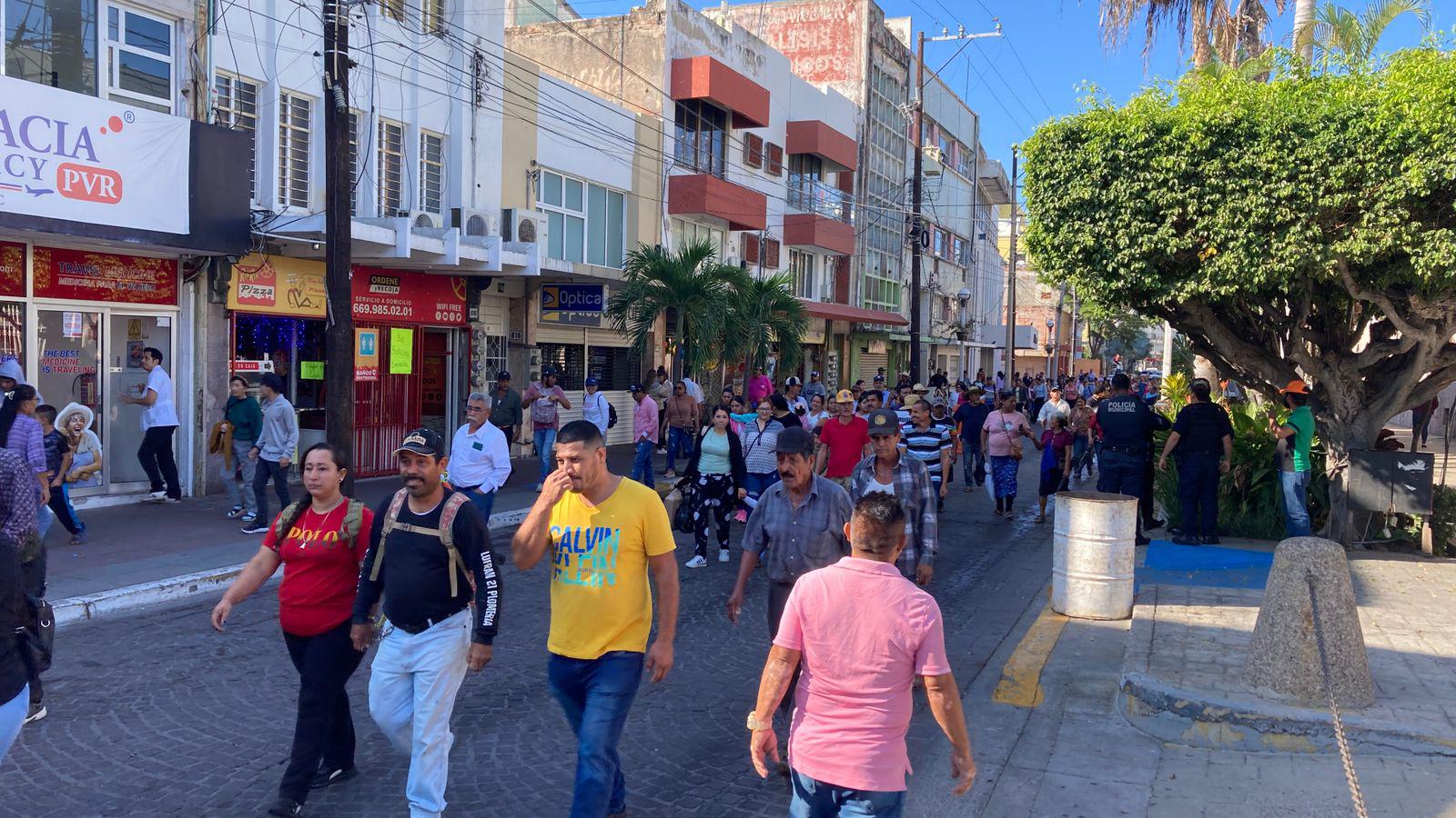 $!Bloquean desplazados por la violencia calles del Centro; acusan desatención de los gobiernos Municipal y Estatal