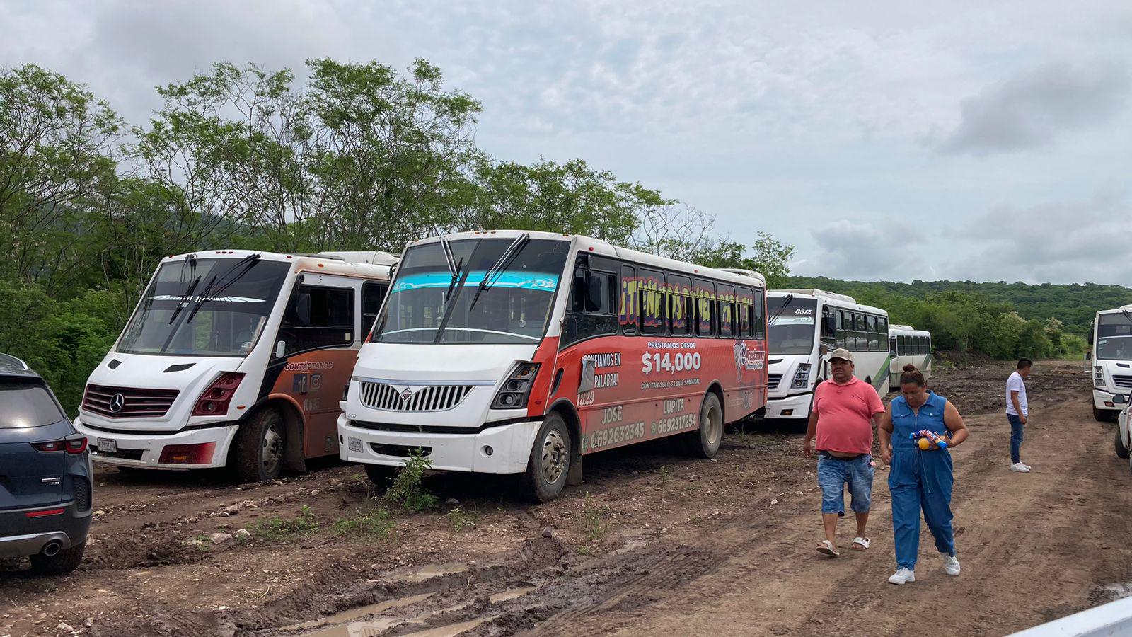 $!Camiones de la Alianza de Mazatlán ‘acarrean’ a personas a evento de inauguración