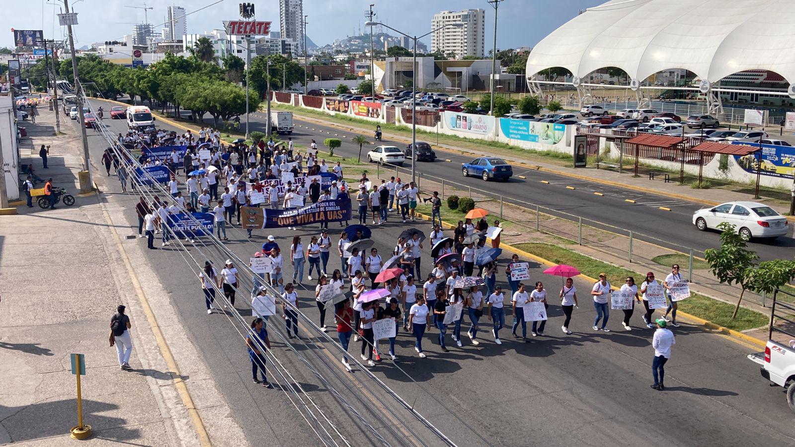 $!Estudiantes de la UAS marchan en Mazatlán para recordar el 2 de octubre