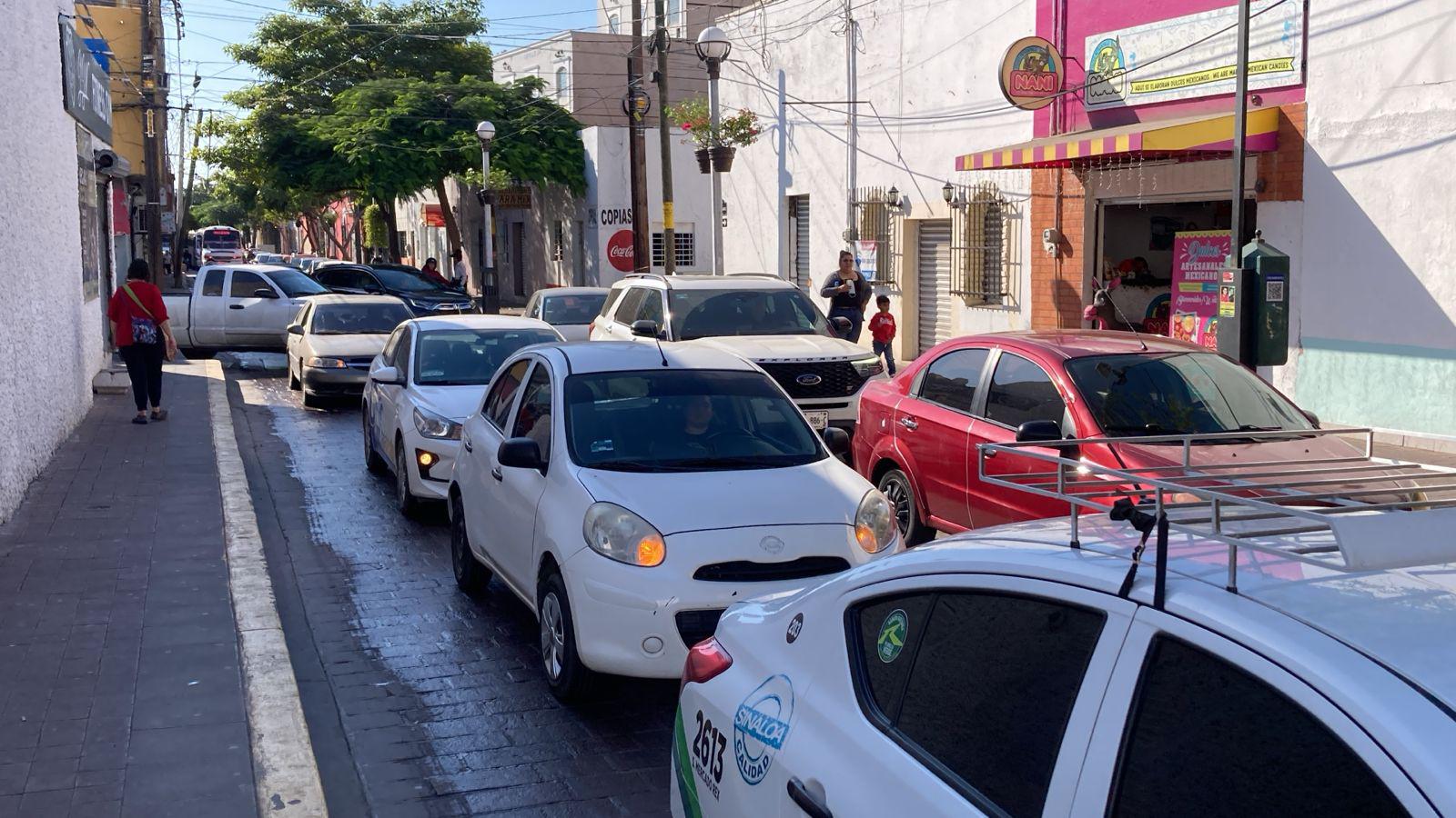 $!Bloquean desplazados por la violencia calles del Centro; acusan desatención de los gobiernos Municipal y Estatal