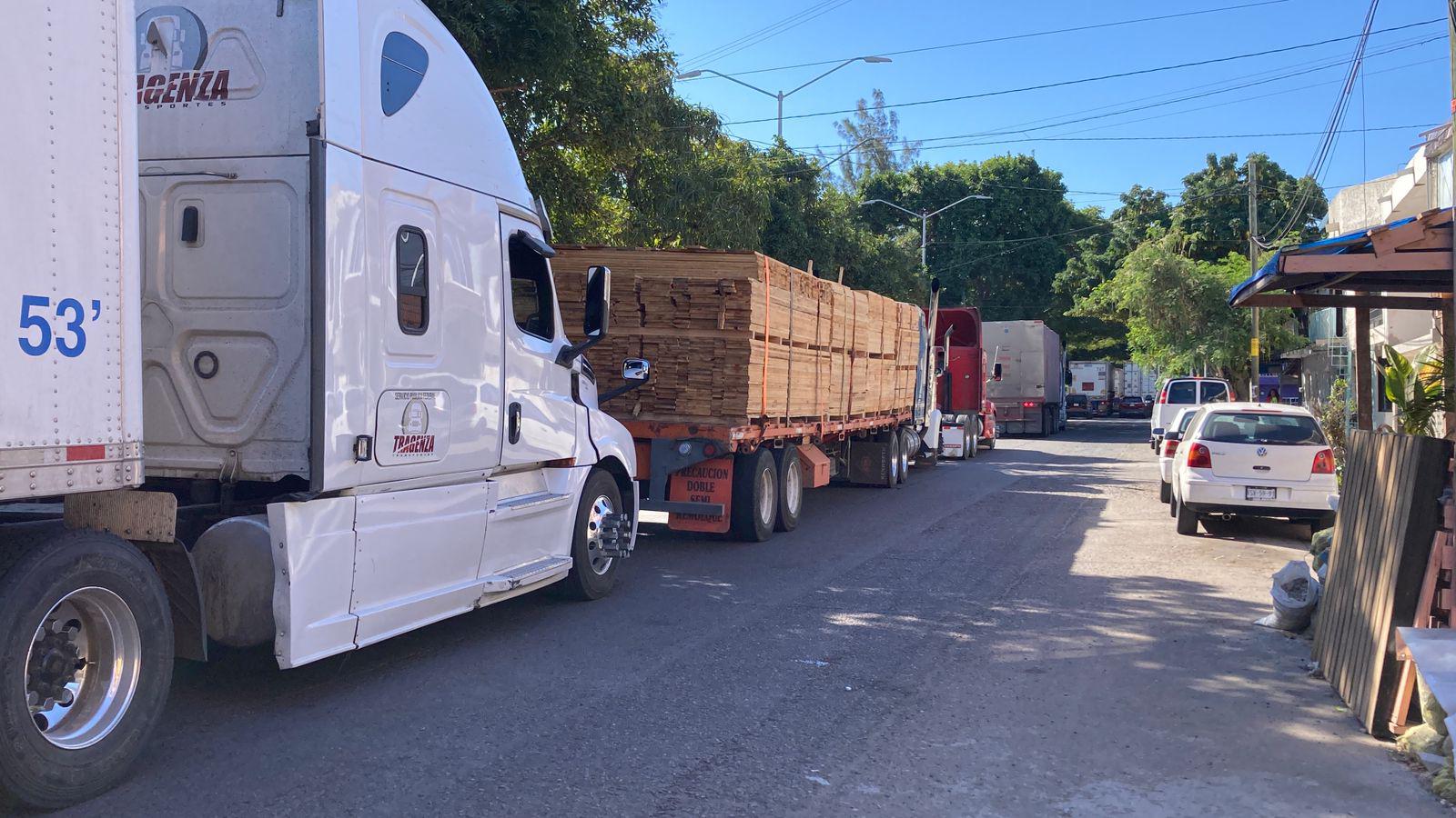 $!Bloquean familiares de personas desaparecidas la avenida frente a muelle de cruceros para exigir ayuda para buscarlos