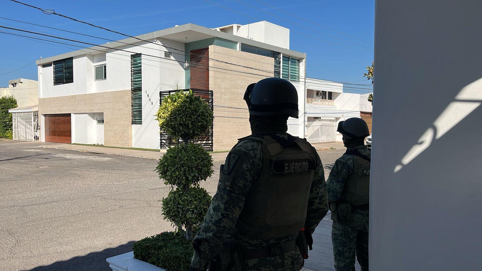 $!Fuerzas federales aseguran vehículos y armas al oriente de Las Quintas, en Culiacán